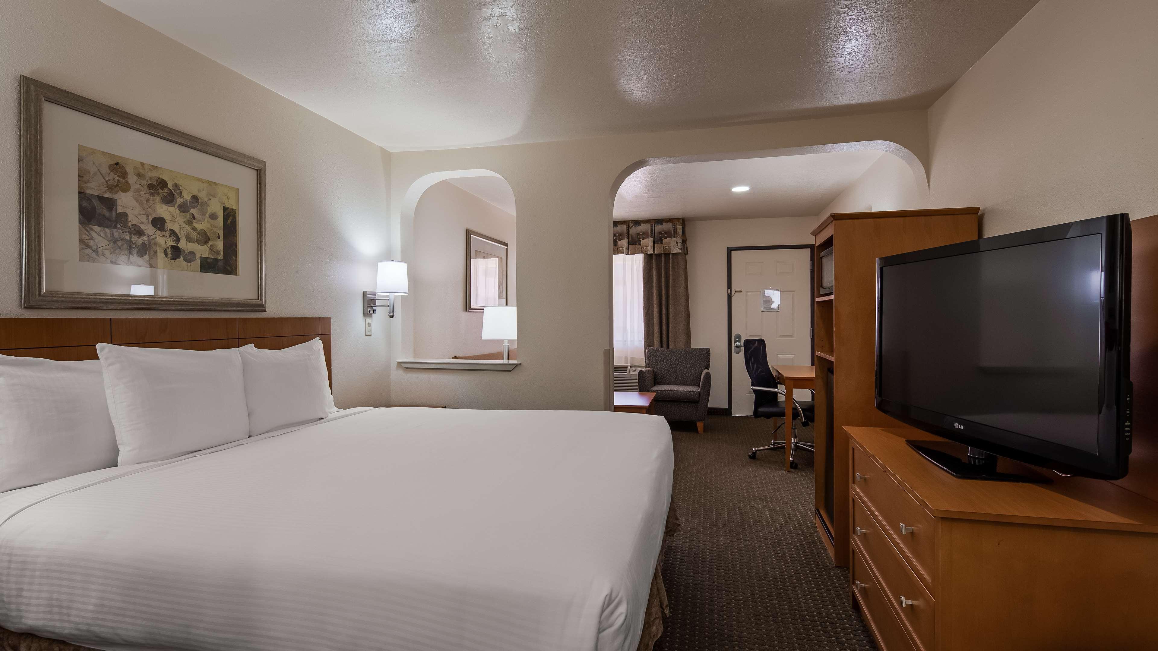 Western & Hotel 3*